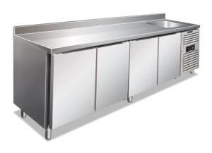 TAVOLO FRIGO REFRIGERATO POSITIVO 4 PORTE CON ALZATINA E LAVELLO  – CLV 4200 TN – Temp. -2°C/+8°C Dim. Cm 250x70x96h