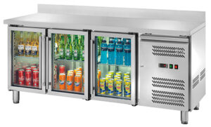 Tavolo Refrigerato Ventilato GN1/1 con 3 porte a vetri e alzatina - AK3204TNG - Temp. -2C°/+8C° - Dim. cm 179,5x70x95