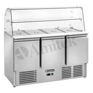 Saladette 3 ante con Portacondimenti 4 x GN1/1 - AK943GQ - Temp. +2°C/+8°C   Dim. cm L136,5xP70,5xh129,5