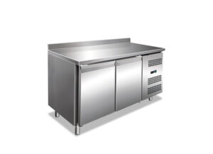 Tavolo frigo ventilato 2 porte con alzatina – GN 2200 TN – Temp. -2°C/+8°C – L136xP70xH95 cm