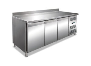 Tavolo frigo ventilato 3 porte con alzatina – GN 3200 TN – Temp. -2°C/+8°C – L179,5xP70xH95 cm