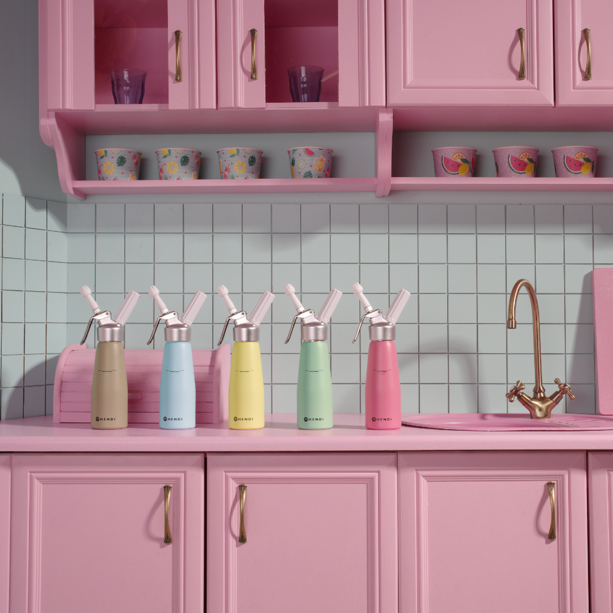 Sifoni per panna Hendi in colori pastello esposti sul piano cucina