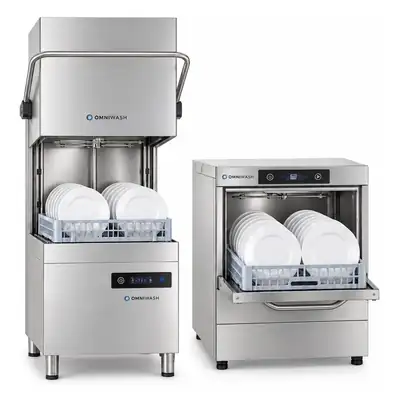 Due lavastoviglie professionali Omniwash affiancate, a cappotta e sottobanco