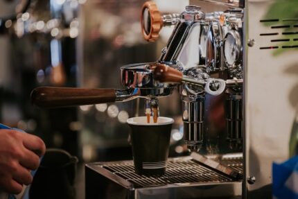 Macchina espresso in uso al banco bar