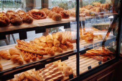 Vetrina di panetteria e pasticceria con pane, brioche e prodotti da forno