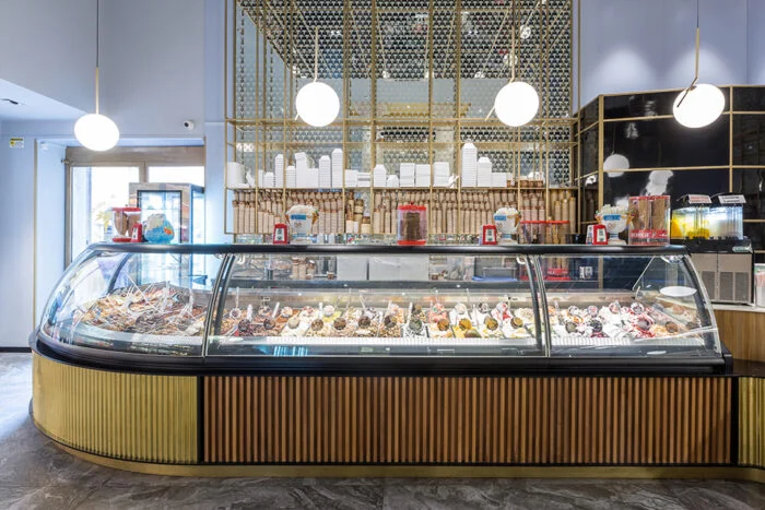 Gelateria luminosa con banco gelato professionale ISA