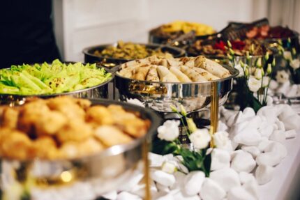 Buffet catering con scaldavivande inox e pietanze pronte per il servizio